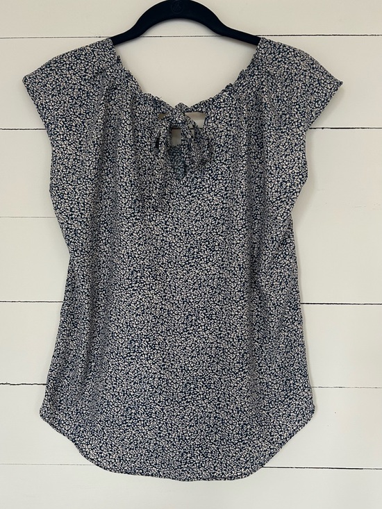 LC Lauren Conrad Tops - Lauren Conrad Light and Flowy XS 100% Polyester Blouse. Ties in The Back.